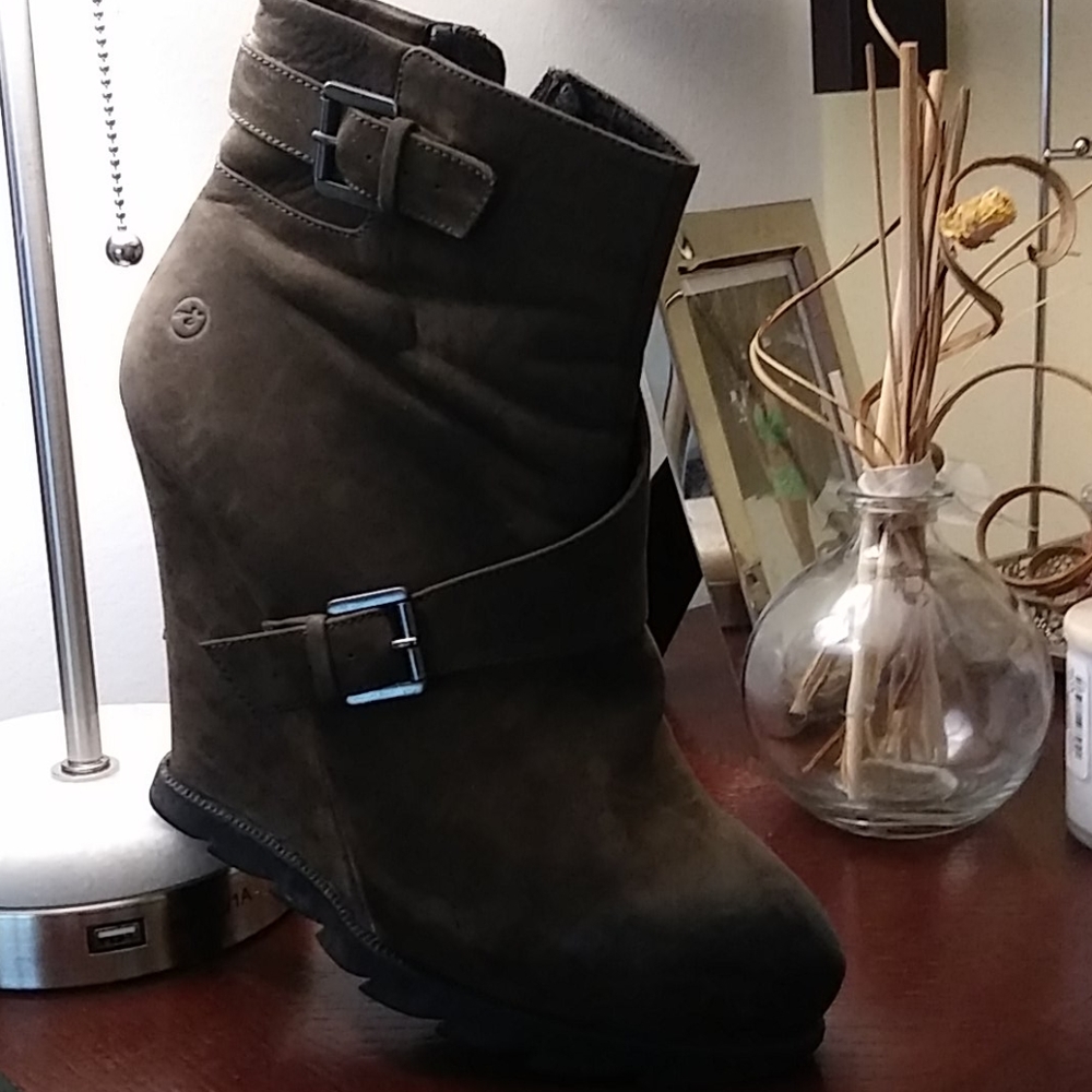 Shoes - Picture 4 of 12